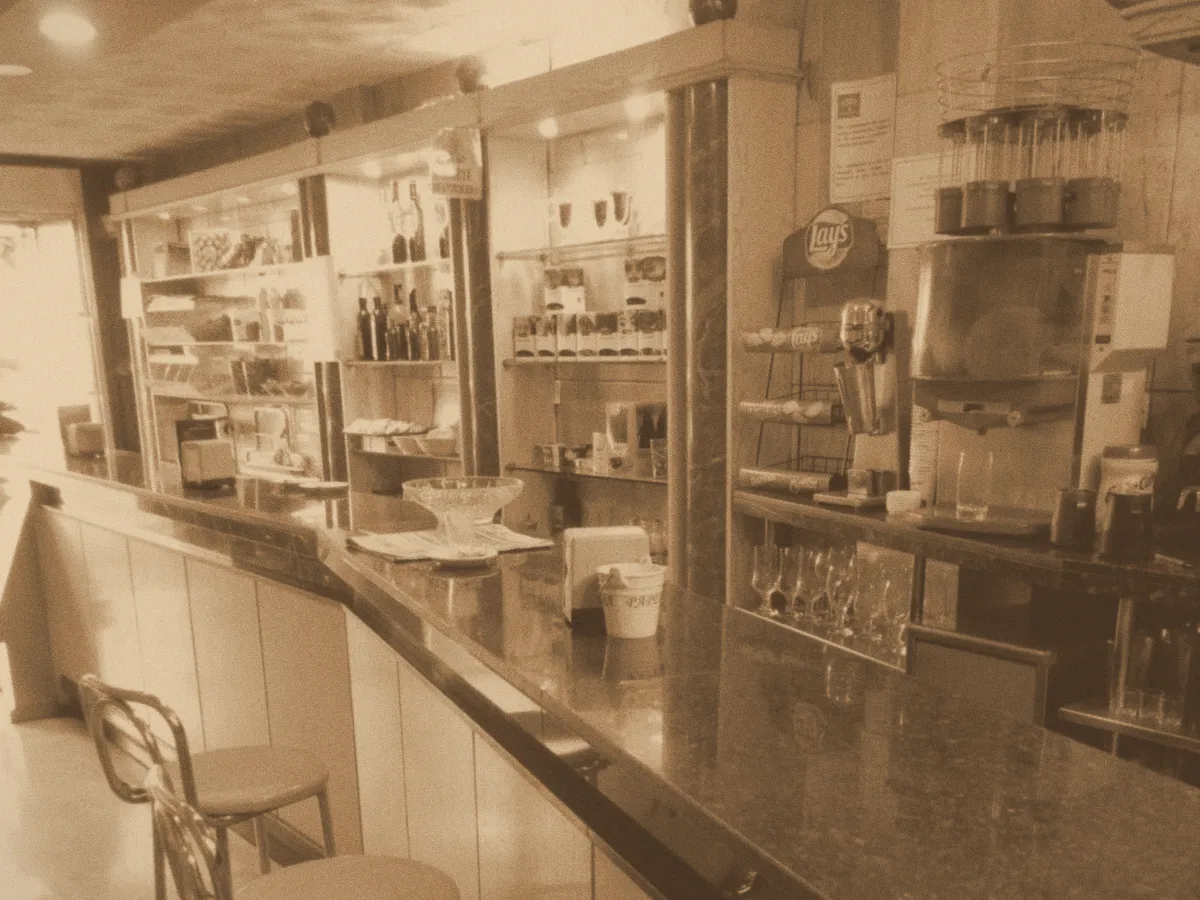 El mostrador y las vitrinas de la pastelería, en sepia