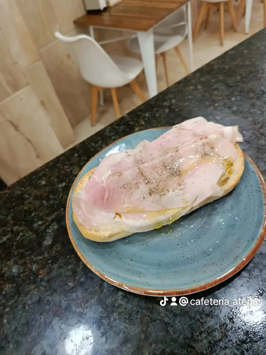 Tostada con fiambre, aceite de oliva y pimienta